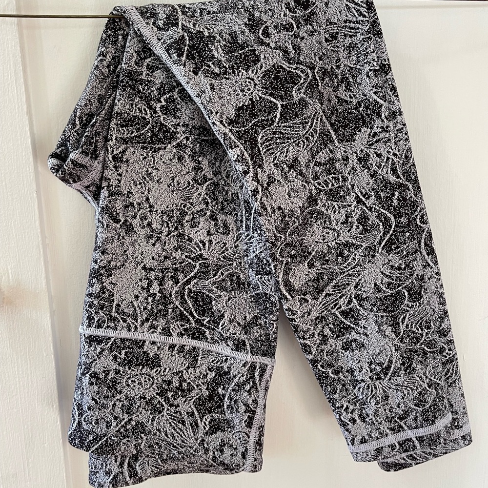 Athleta graffiti 7/8 leggings